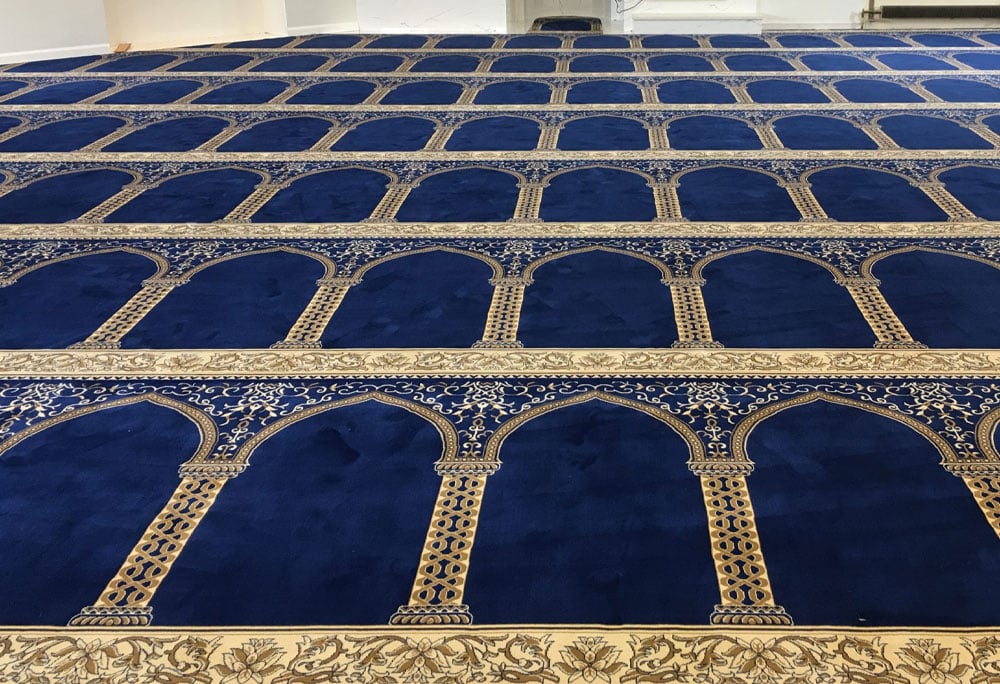 7 Tahapan Cuci Karpet Masjid Profesional Agar Bulunya Tidak Rusak