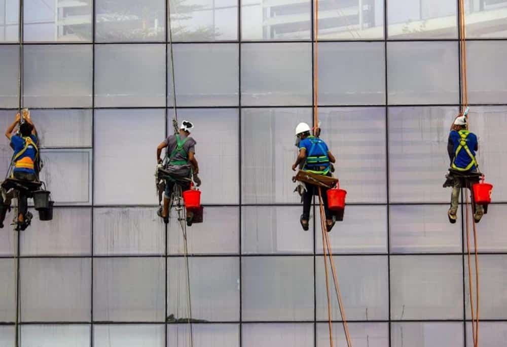 Mengenal Sistem Rope Access (Akses Tali) dalam Pembersihan Kaca High-Rise