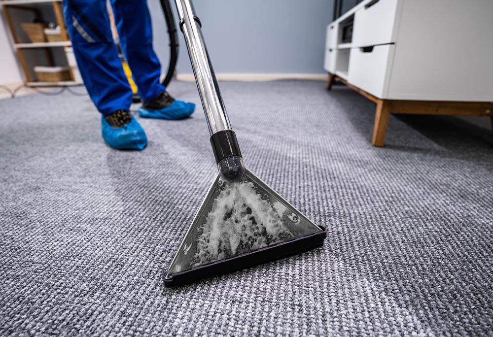 Perbandingan Metode Dry Cleaning vs Wet Cleaning untuk Karpet Kantor